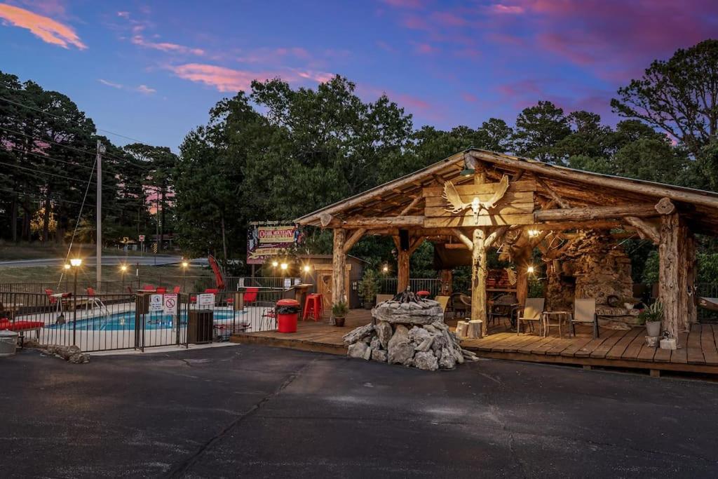 Stonegate Lodge 2 Queen Beds Fast Wifi 50" Tv Salt Water Pool Room #207 Eureka Springs Dış mekan fotoğraf